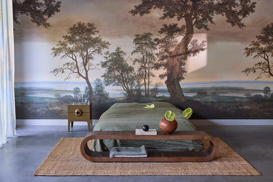 Slaapkamer met panoramisch Eijffinger MAGNIFIQUE 351290 behang met bomen en een landschap.