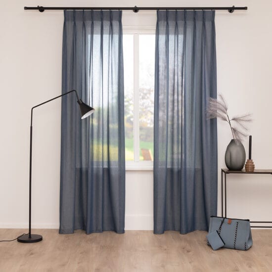 Denimblauwe transparante gordijnen in een licht interieur