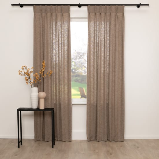 A House of Happiness Cuddle FR akoestische gordijnstof van 32% Polyester, 68% Recycled pet, 310 cm, verkrijgbaar in 4 kleuren.