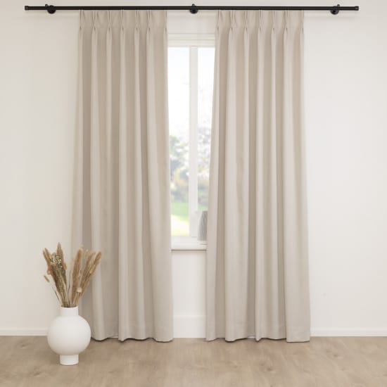 A House of Happiness Dasher FR akoestische gordijnstof van 56% Polyester, 44% PET recycled, 150 cm, verkrijgbaar in 14 kleuren.