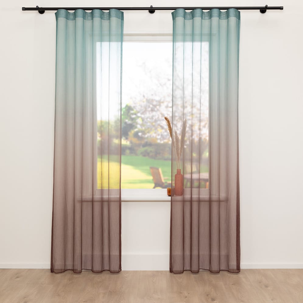 A House of Happiness Design FR inbetweenstof van 78% Brandvertragend polyester, 22% Brandvertragend recycled pet, 307 cm, verkrijgbaar in 4 kleuren.