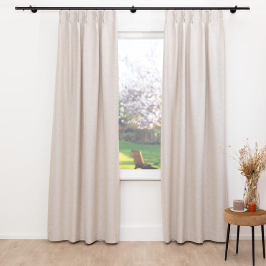 A House of Happiness Dimflex dim-out gordijnstof van 34% Polyester, 66% Recycled pet, 300 cm, verkrijgbaar in 7 kleuren.
