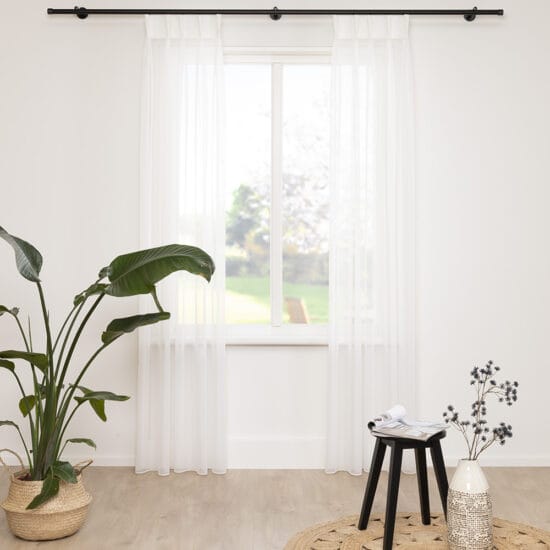 A House of Happiness Easycare Voile vitrage van 100% Polyester, 300 cm, verkrijgbaar in 2 kleuren.