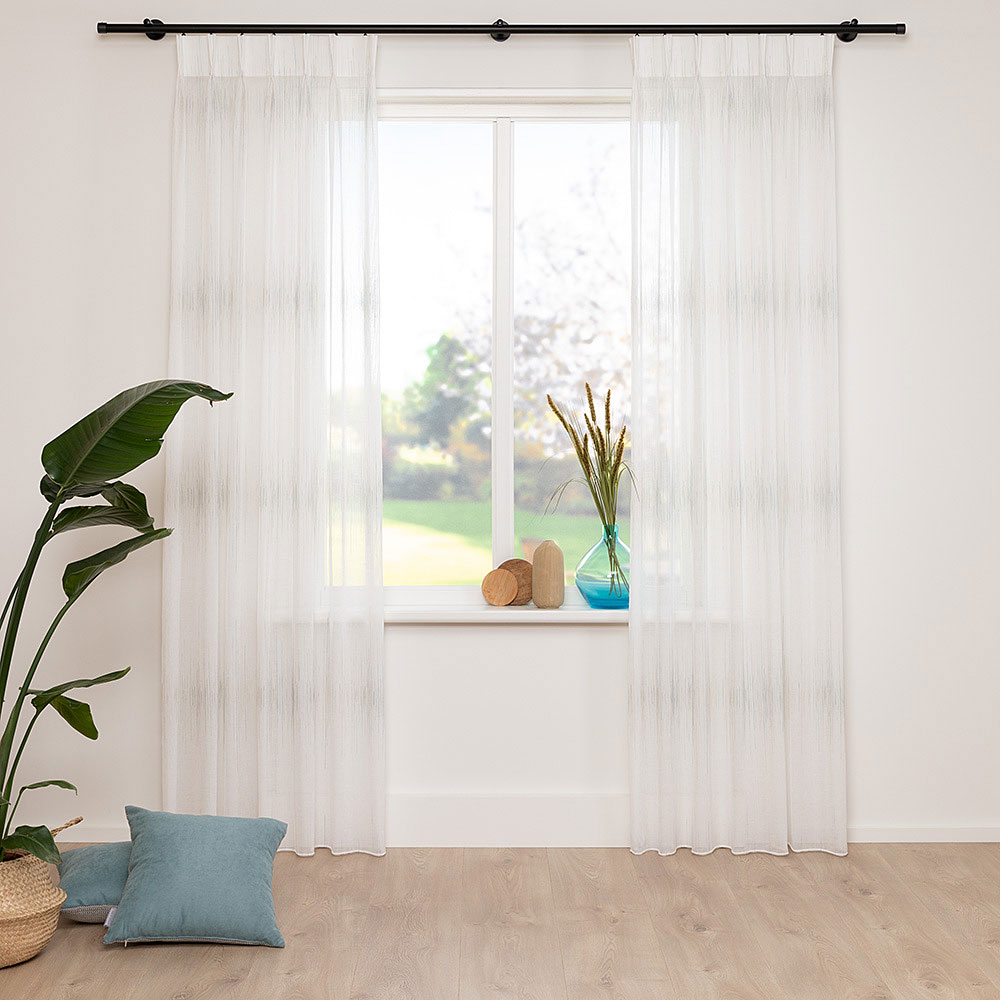 A House of Happiness Evy vitrage van 100% Polyester, 320 cm, verkrijgbaar in 4 kleuren.