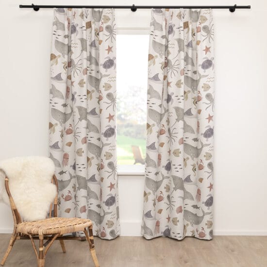 A House of Happiness Fantasea dim-out gordijnstof van 60% Polyester, 40% Recycled pet, 142 cm, verkrijgbaar in 2 kleuren.