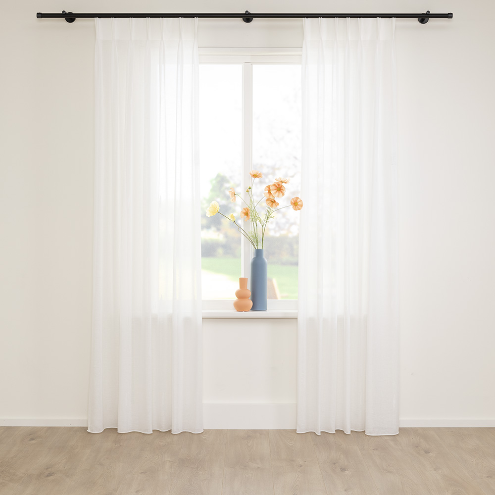 A House of Happiness Feather vitrage van 5% Polyester, 95% Recycled pet, 320 cm, verkrijgbaar in 3 kleuren.