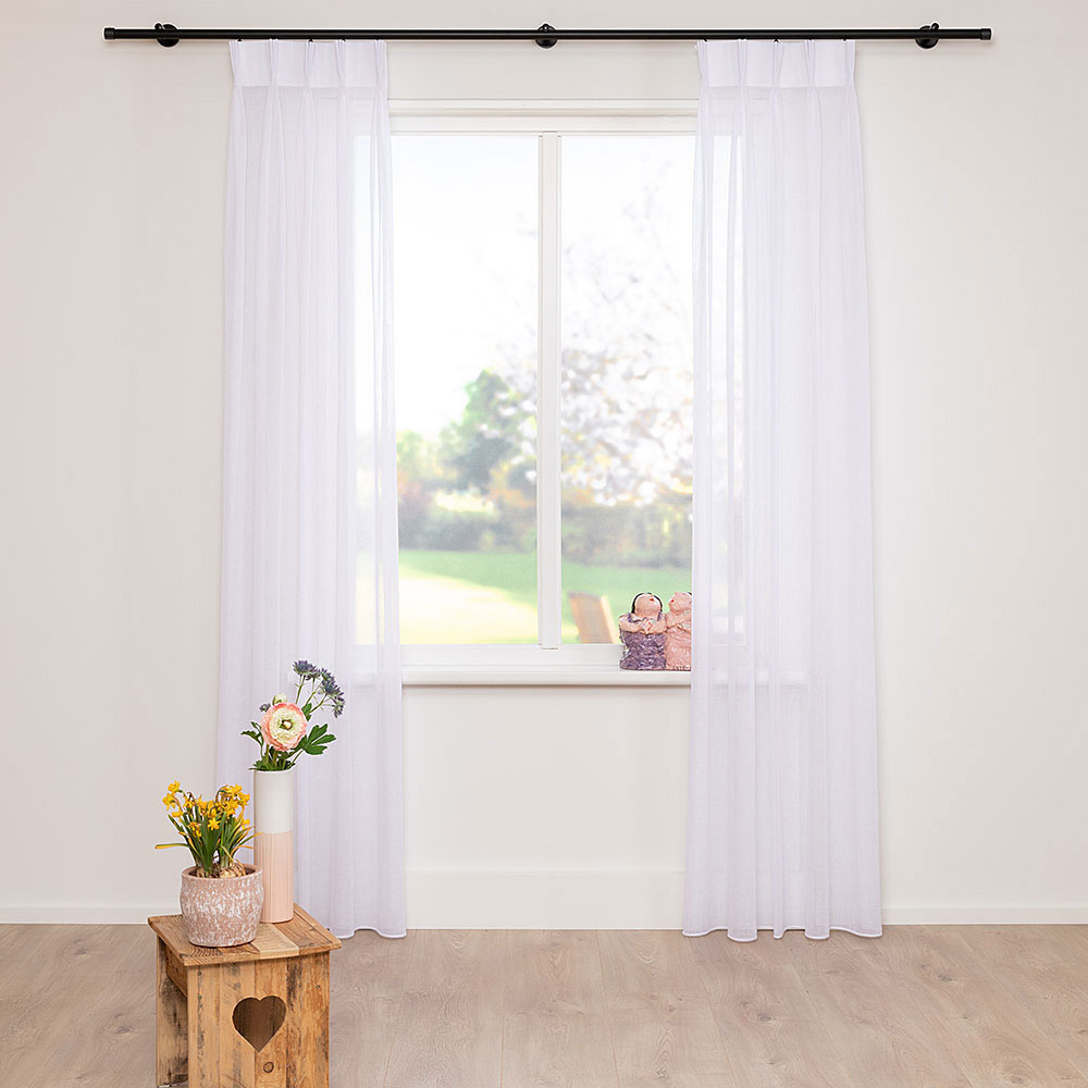 A House of Happiness Furan FR vitrage van 57% Polyester, 43% Recyled pet, 315 cm, verkrijgbaar in 19 kleuren.