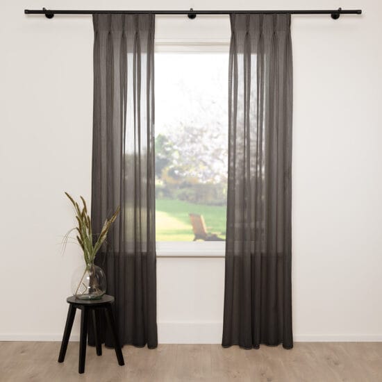 A House of Happiness Glaze vitrage van 50% Polyester, 50% Recycled pet, 290 cm, verkrijgbaar in 7 kleuren.