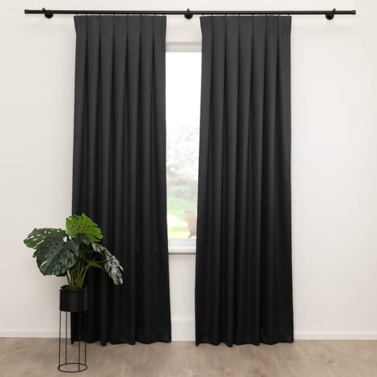A House of Happiness Glister dim-out gordijnstof van 64% Polyester, 36% Recycled pet, 148 cm, verkrijgbaar in 10 kleuren.