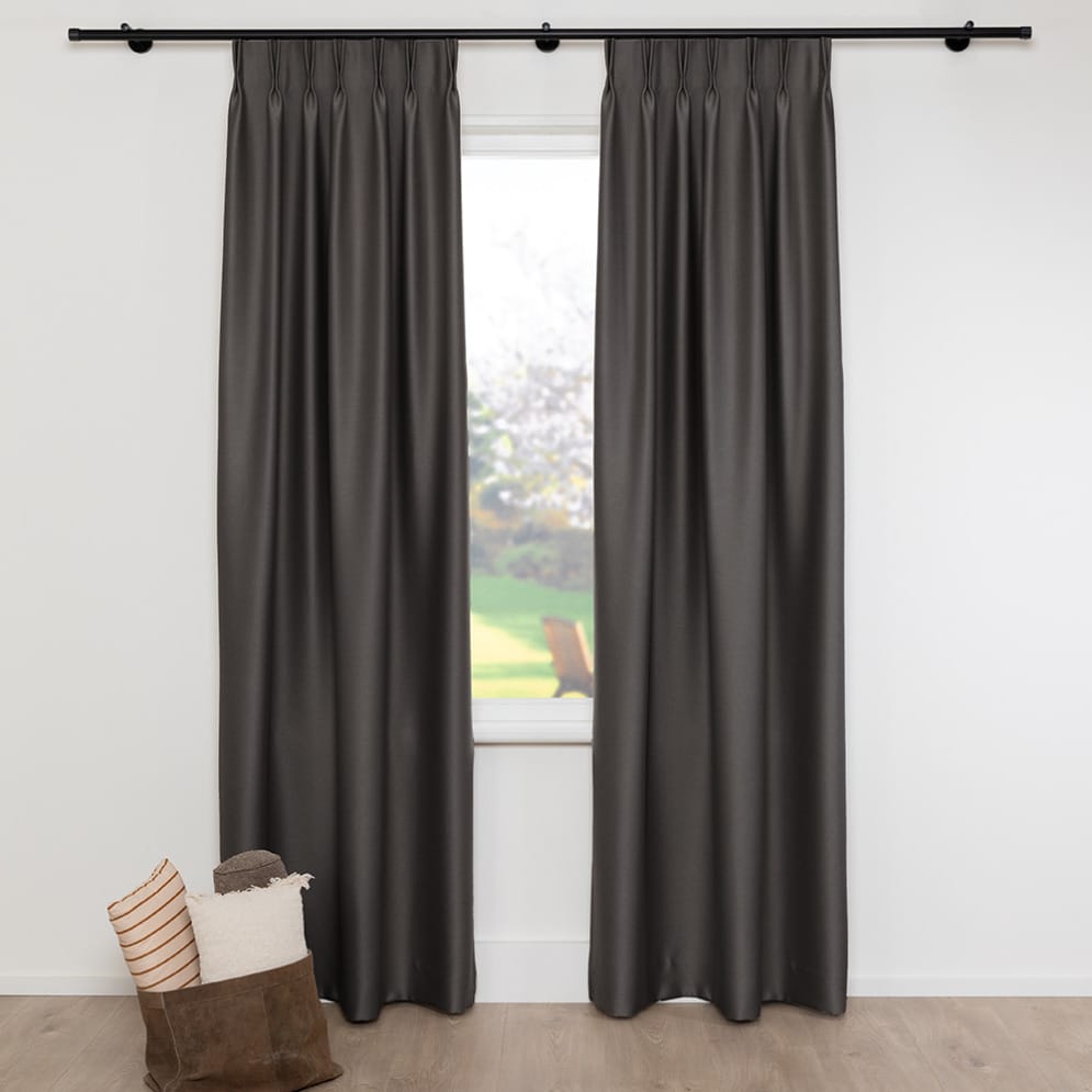 A House of Happiness Grounds dim-out gordijnstof van 63% Polyester, 37% Recycled pet, 297 cm, verkrijgbaar in 5 kleuren.
