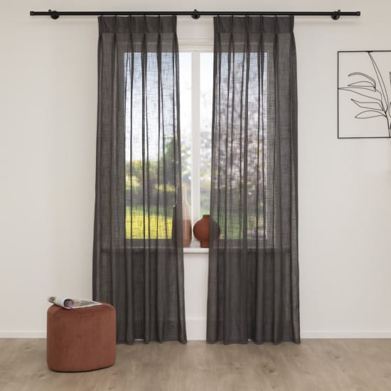 A House of Happiness Hemp vitrage van 80% Polyester, 20% Recycled pet, 295 cm, verkrijgbaar in 4 kleuren.