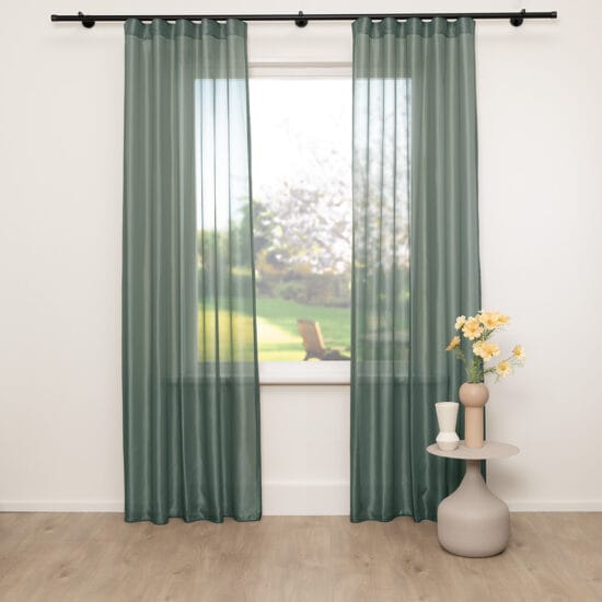 A House of Happiness Jasmin vitrage van 45% Polyester, 46% Recycled pet, 300 cm, verkrijgbaar in 4 kleuren.