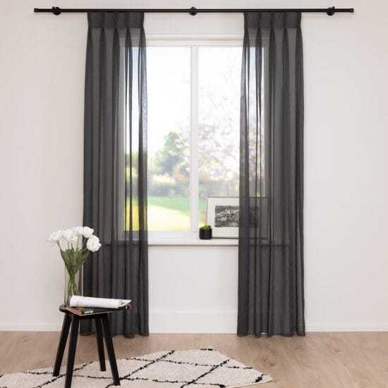 A House of Happiness Kantoner vitrage van 100% Recycled pet, 295 cm, verkrijgbaar in 12 kleuren.