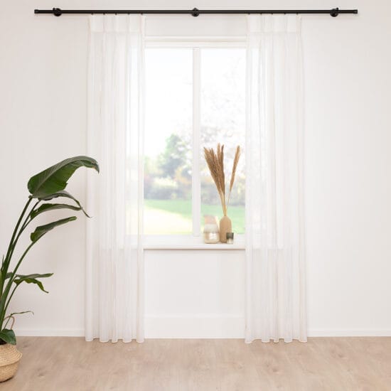 A House of Happiness Kodi vitrage van 100% Polyester, 315 cm, verkrijgbaar in 3 kleuren.