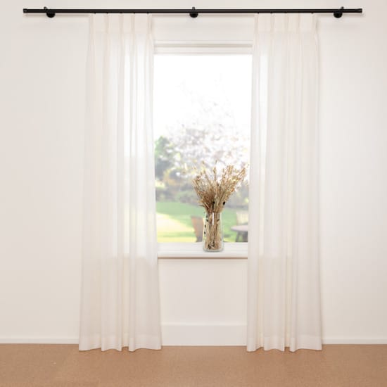 A House of Happiness Lana FR vitrage van 100% Wol, 300 cm, verkrijgbaar in 4 kleuren.