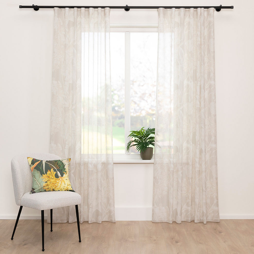 A House of Happiness Leafage vitrage van 70% Polyester, 30% Recycled pet, 310 cm, verkrijgbaar in 2 kleuren.