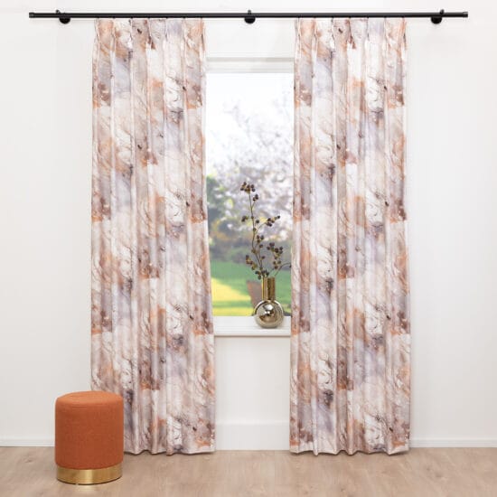 A House of Happiness Majestic F.R. akoestische gordijnstof van 60% Polyester, 40% Recycled pet, 290 cm, verkrijgbaar in 4 kleuren.