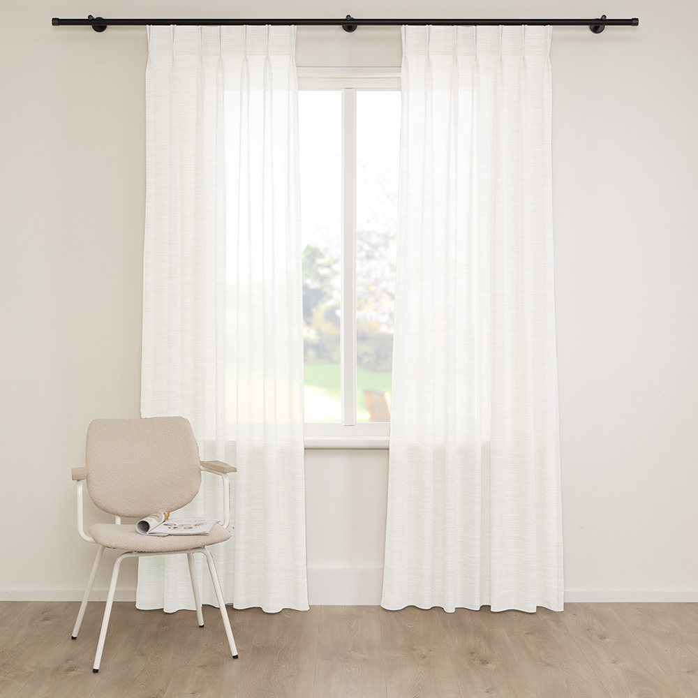 A House of Happiness Misty vitrage van 70% Polyester, 30% Recycled pet, 315 cm, verkrijgbaar in 2 kleuren.