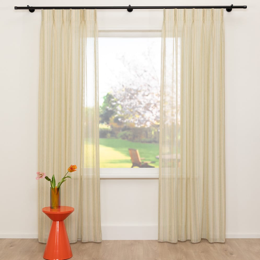 A House of Happiness Multi FR inbetweenstof van 70% Polyester, 30% Recycled pet, 320 cm, verkrijgbaar in 2 kleuren.