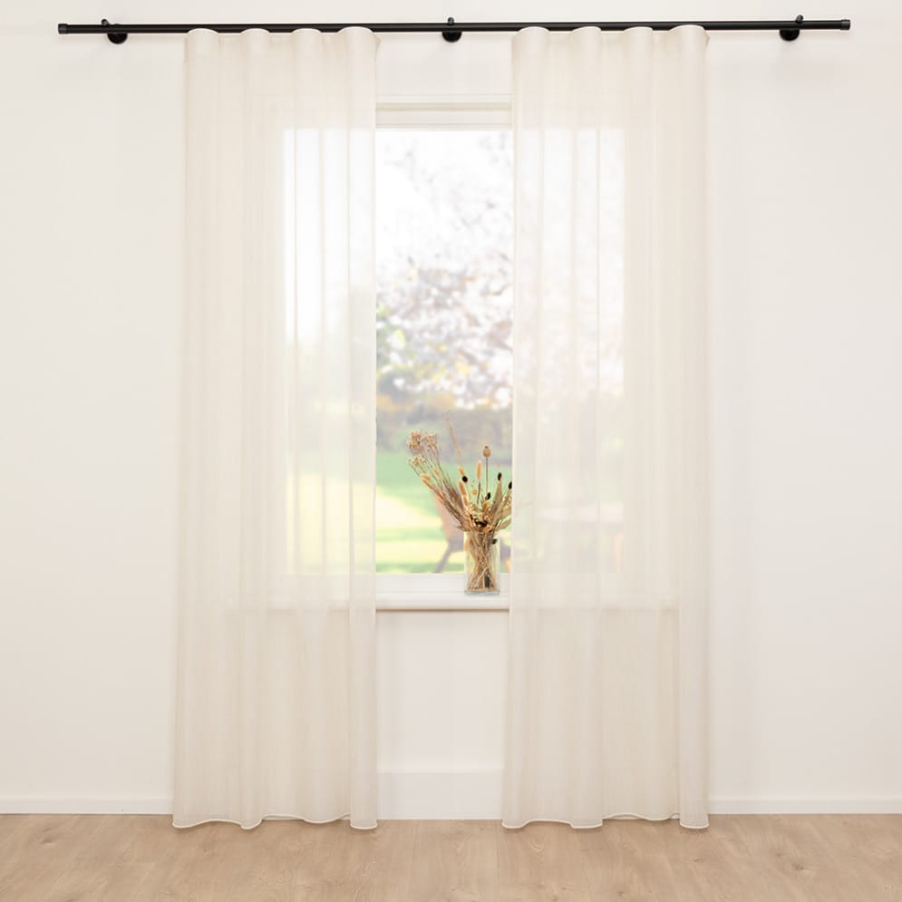 A House of Happiness Nala FR inbetweenstof van 71% Brandvertragend recycled pet, 29% Brandvertragend polyester, 310 cm, verkrijgbaar in 5 kleuren.