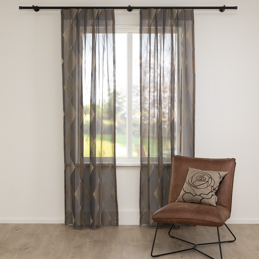 A House of Happiness New York vitrage van 58% Polyester, 42% Recycled pet, 300 cm, verkrijgbaar in 3 kleuren.