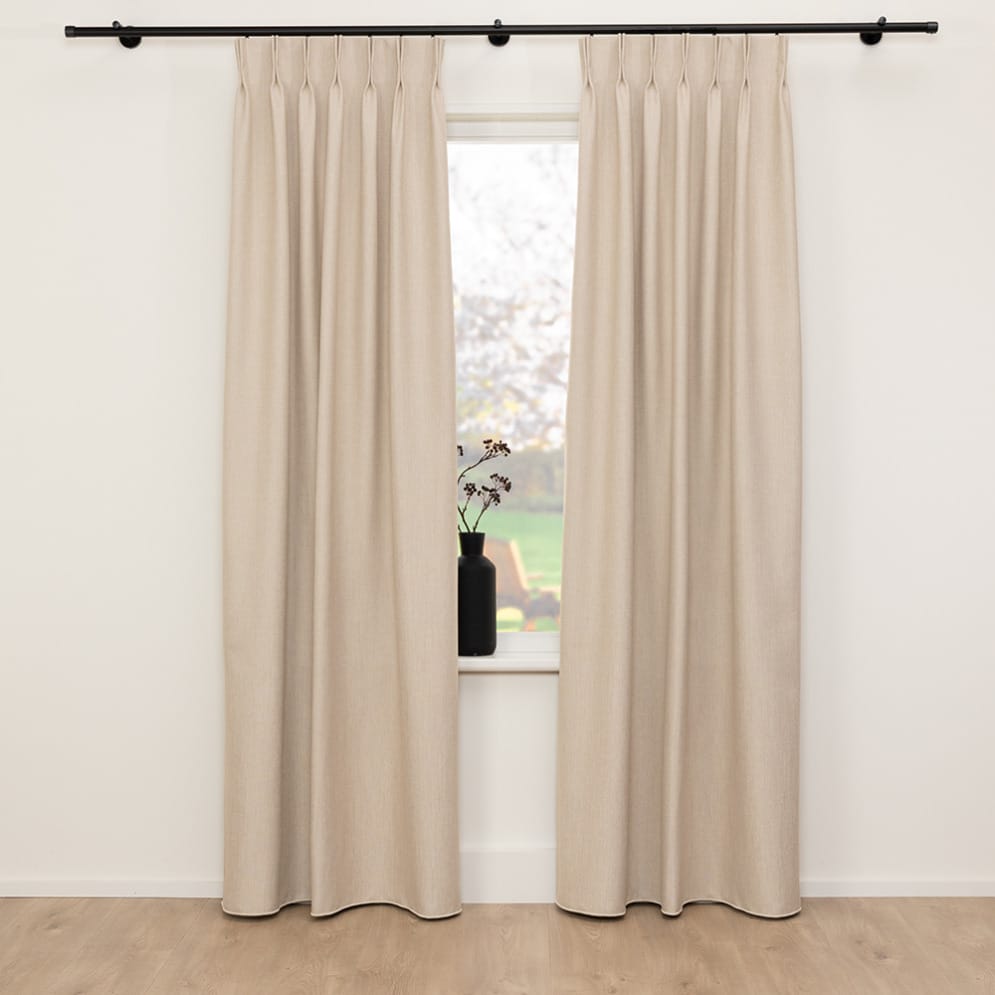 A House of Happiness Noxx FR akoestische gordijnstof van 54% Brandvertragend recycled pet, 46% Brandvertragend polyester, 300 cm, verkrijgbaar in 13 kleuren.