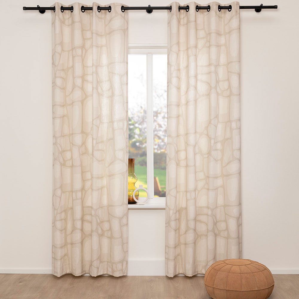 A House of Happiness Pebbles gordijnstof van 35% Polyester, 29% linnen, 33% Recycled katoen, 3% OT, 132 cm, verkrijgbaar in 2 kleuren.