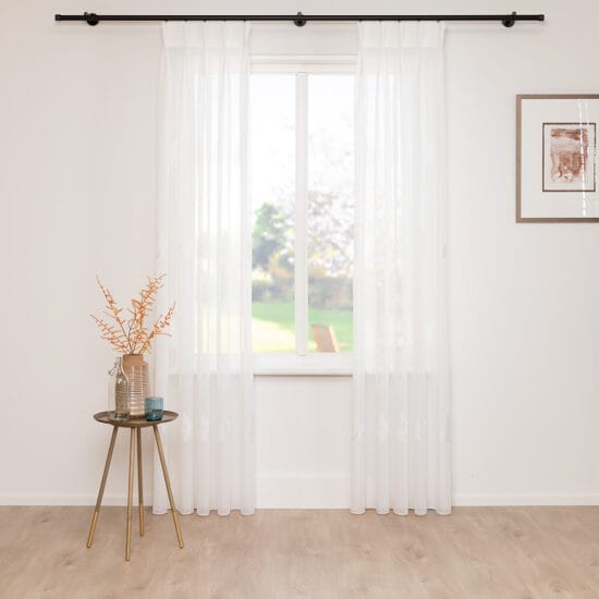 A House of Happiness Plume vitrage van 100% Polyester, 305 cm, verkrijgbaar in 2 kleuren.