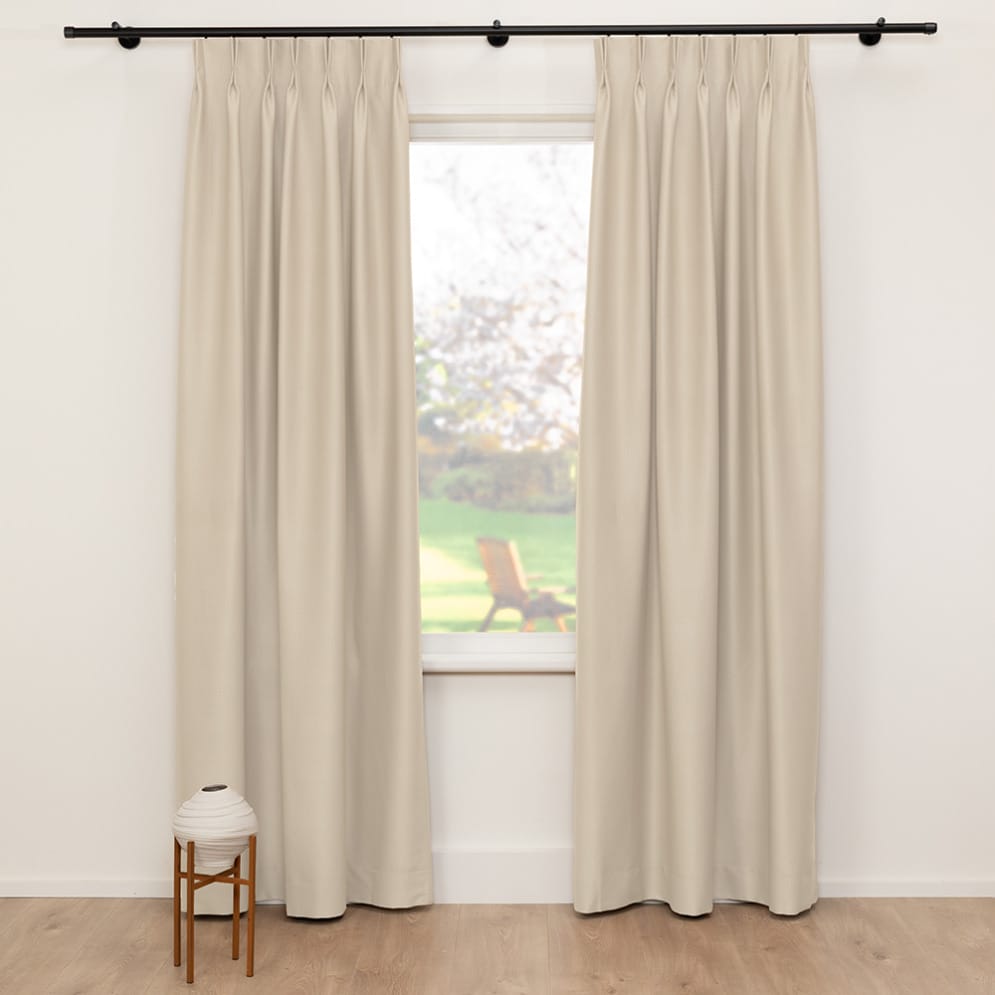 A House of Happiness Python FR akoestische gordijnstof van 54% Brandvertragend recycled pet, 46% Brandvertragend polyester, 300 cm, verkrijgbaar in 11 kleuren.