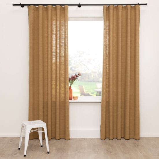 A House of Happiness Ramie gordijnstof van 49% Polyester, 51% Recycled pet, 300 cm, verkrijgbaar in 10 kleuren.