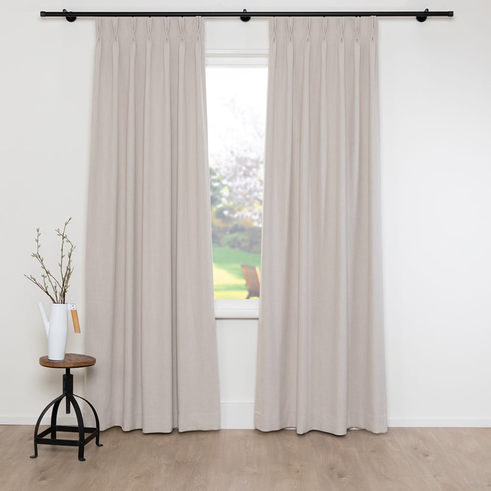 A House of Happiness Roast akoestische gordijnstof van 50% Recycled pet, 50% Polyester, 300 cm, verkrijgbaar in 7 kleuren.