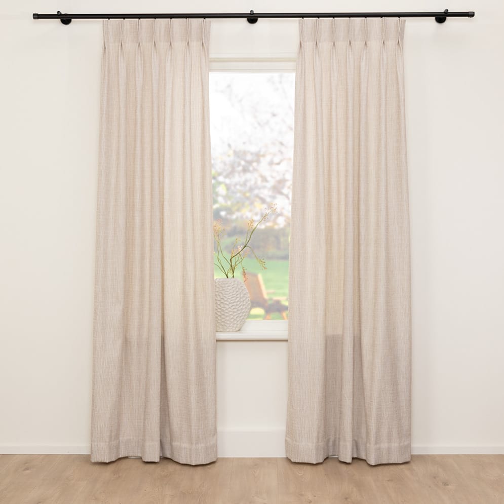 A House of Happiness Sand gordijnstof van 82% Recycled pet, 18% Polyester, 300 cm, verkrijgbaar in 2 kleuren.