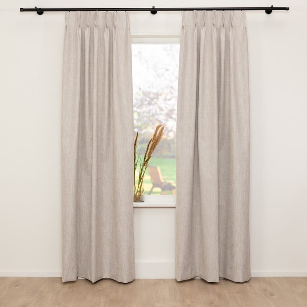 A House of Happiness Shadow black-out gordijnstof van 48% Polyester, 42% Recycled pet, 10% Gerecycled polyurethaan, 300 cm, verkrijgbaar in 2 kleuren.