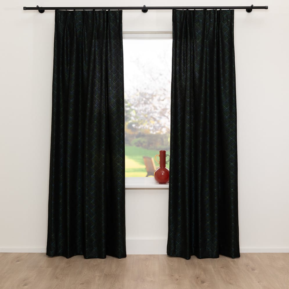 A House of Happiness Shimmer gordijnstof van 100% Recycled pet, 140 cm, verkrijgbaar in 3 kleuren.