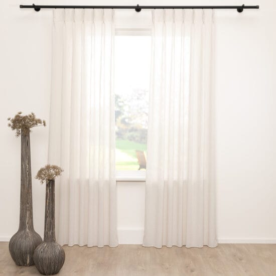 A House of Happiness Smooth vitrage van 7% Polyester, 93% Recycled pet, 305 cm, verkrijgbaar in 4 kleuren.