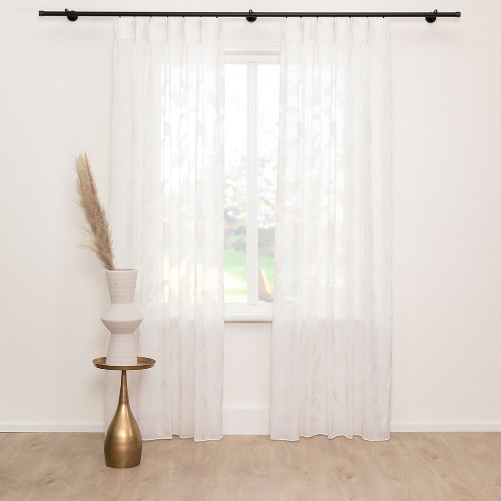 A House of Happiness Splendor vitrage van 40% Polyester, 60% Recycled pet, 320 cm, verkrijgbaar in 3 kleuren.