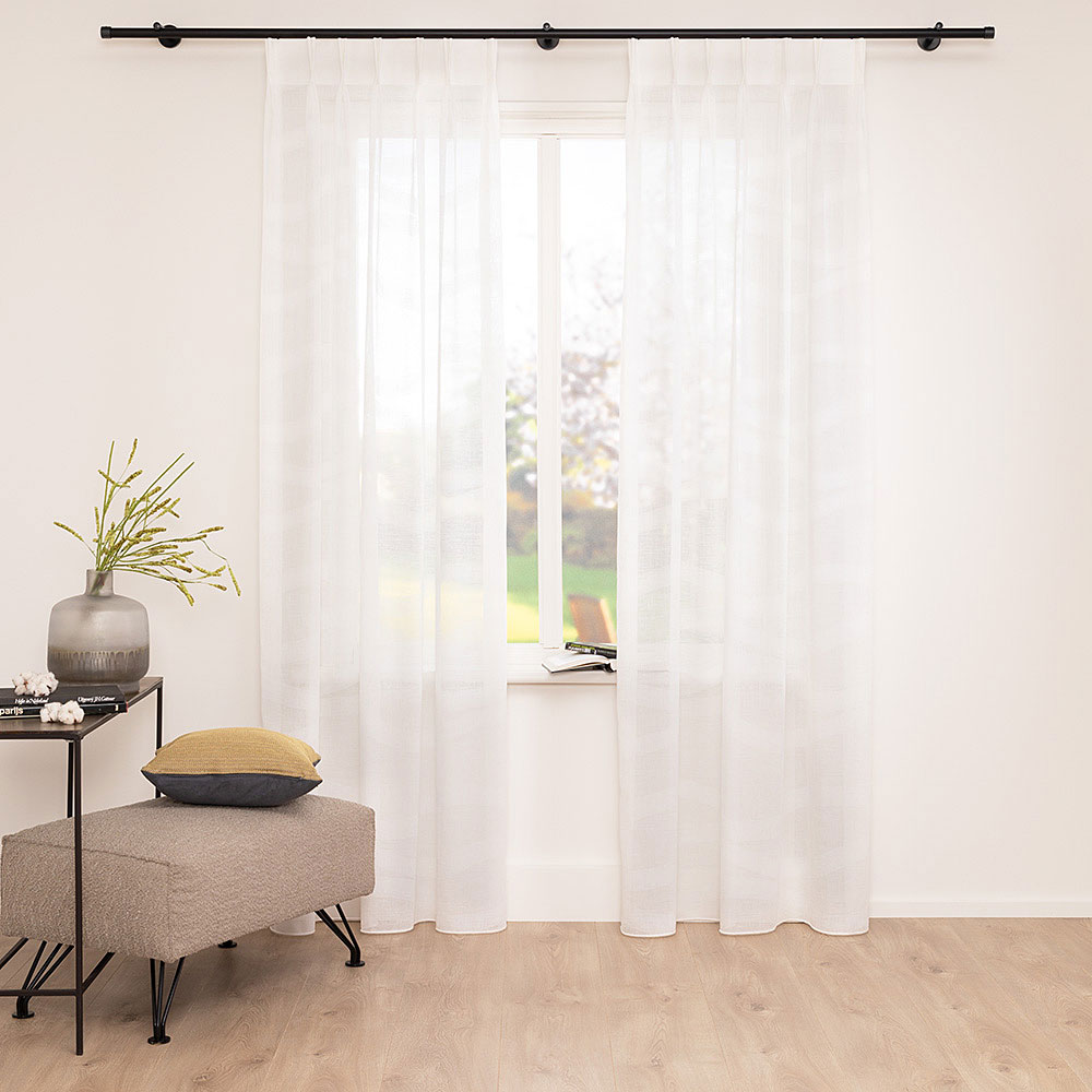A House of Happiness Stream vitrage van 63% Polyester, 37% Recycled pet, 320 cm, verkrijgbaar in 3 kleuren.
