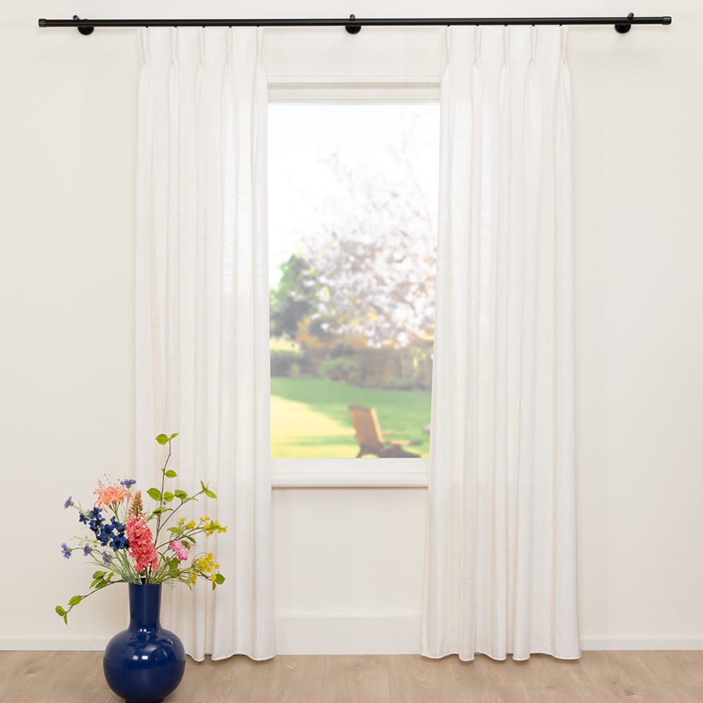 A House of Happiness Swipe inbetweenstof van 100% Recycled pet, 320 cm, verkrijgbaar in 4 kleuren.