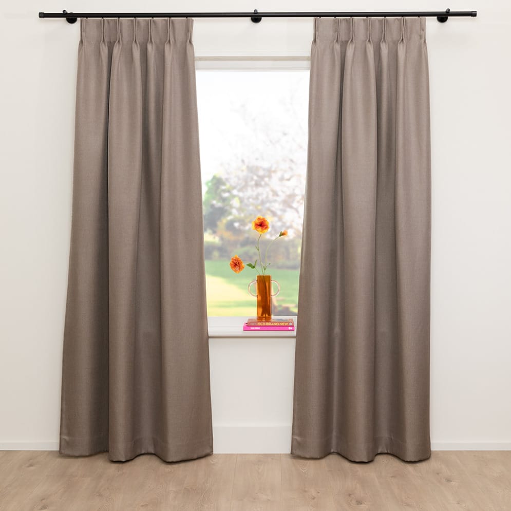 A House of Happiness Tailor FR akoestische gordijnstof van 67% Polyester, 33% Recycled pet, 148 cm, verkrijgbaar in 7 kleuren.