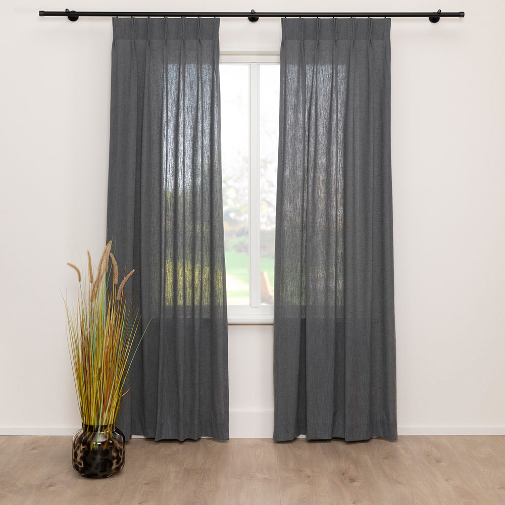 A House of Happiness Yentle gordijnstof van 35% Polyester, 29% Linnen, 33% recycled Katoen, 3% OT, 135 cm, verkrijgbaar in 12 kleuren.