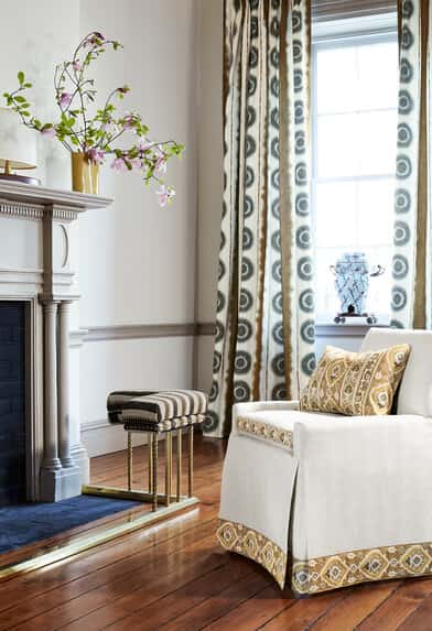 Hodsoll McKenzie Hollis Embroidery toegepast in een interieur