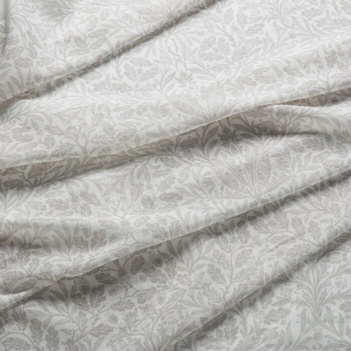ACORN SHEER — Cobble (Dovecote Vol 1) William Morris At Home ACORN SHEER, kleur Cobble, Dovecote Vol 1