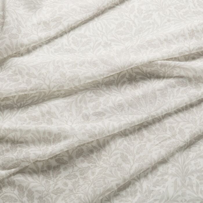 ACORN SHEER — Oat (Dovecote Vol 1) William Morris At Home ACORN SHEER, kleur Oat, Dovecote Vol 1