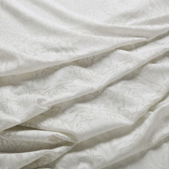 BROTHER RABBIT SHEER — Oat (Dovecote Vol 1) William Morris At Home BROTHER RABBIT SHEER, kleur Oat, Dovecote Vol 1