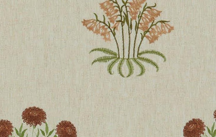 LILY FLOWER EMBROIDERY — Madder (Kelmscott Gardens Vol 1) William Morris At Home LILY FLOWER EMBROIDERY, kleur Madder, Kelmscott Gardens Vol 1