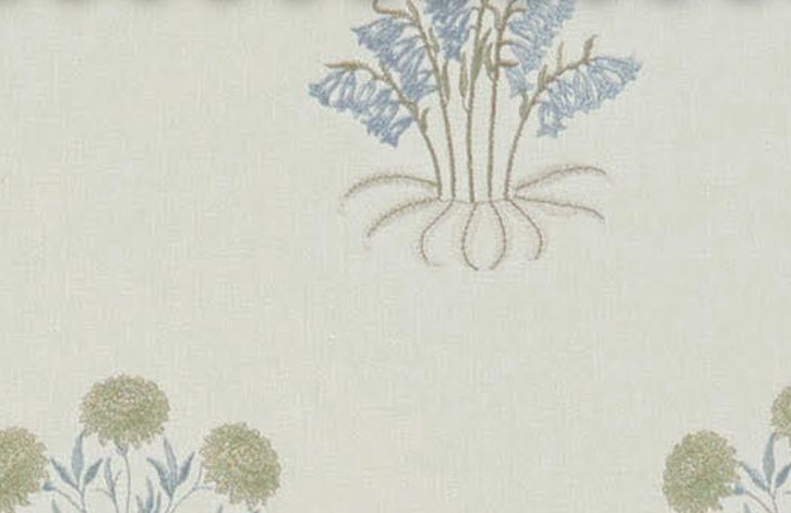 LILY FLOWER EMBROIDERY — Woad (Kelmscott Gardens Vol 1) William Morris At Home LILY FLOWER EMBROIDERY, kleur Woad, Kelmscott Gardens Vol 1
