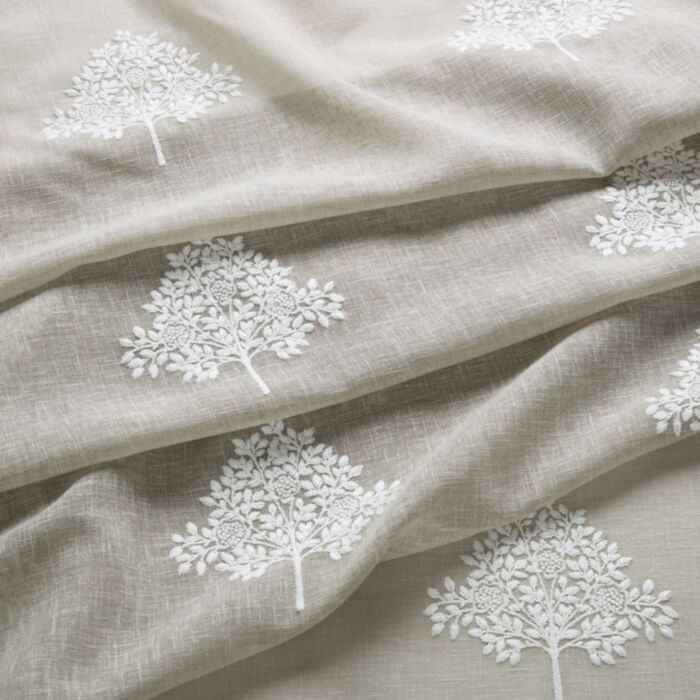 MARIGOLD TREE SHEER — Linen (Dovecote Vol 1) William Morris At Home MARIGOLD TREE SHEER, kleur Linen, Dovecote Vol 1
