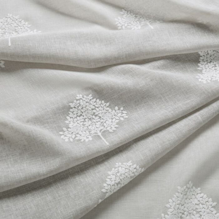 MARIGOLD TREE SHEER — Mist (Dovecote Vol 1) William Morris At Home MARIGOLD TREE SHEER, kleur Mist, Dovecote Vol 1