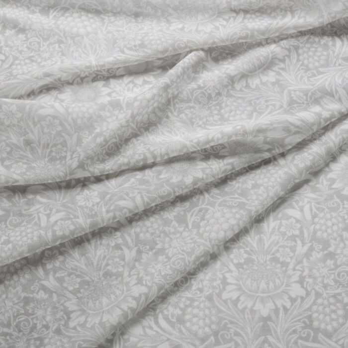 SUNFLOWER SHEER — Cobble (Dovecote Vol 1) William Morris At Home SUNFLOWER SHEER, kleur Cobble, Dovecote Vol 1