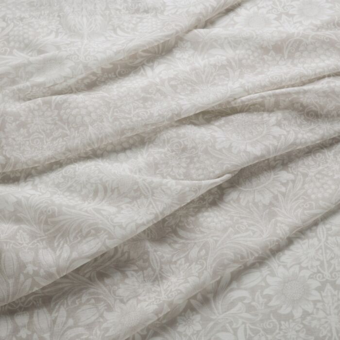 SUNFLOWER SHEER — Linen (Dovecote Vol 1) William Morris At Home SUNFLOWER SHEER, kleur Linen, Dovecote Vol 1